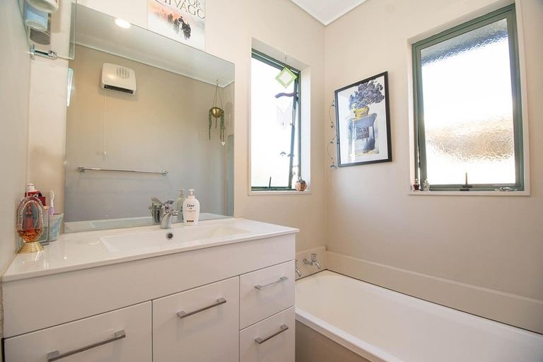 Photo of property in 113 Aquarius Drive, Kawaha Point, Rotorua, 3010