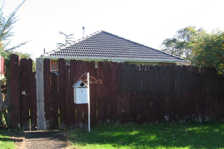 Photo of property in 1 Castaing Crescent, Te Atatu South, Auckland, 0610