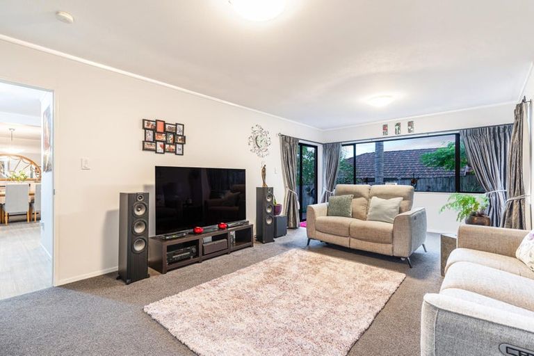 Photo of property in 1/22 Cherub Place, West Harbour, Auckland, 0618