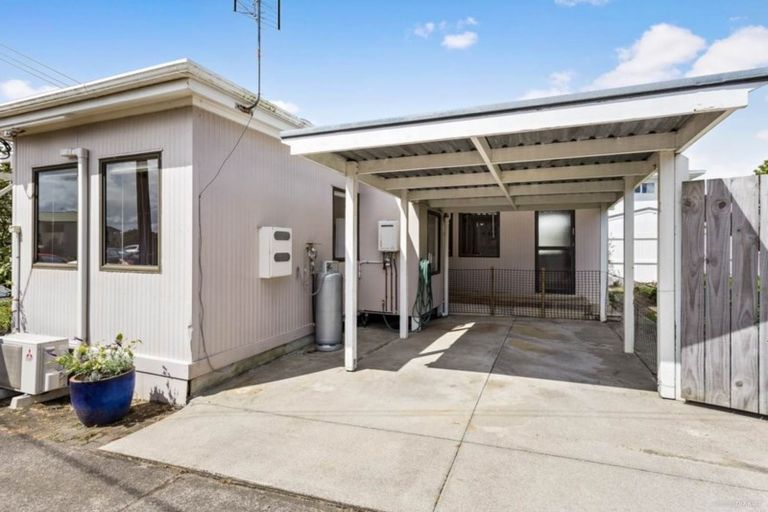 Photo of property in 1/424 Old Te Atatu Road, Te Atatu Peninsula, Auckland, 0610