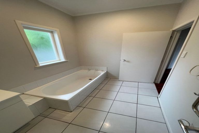 Photo of property in 2/160 East Coast Road, Forrest Hill, Auckland, 0620