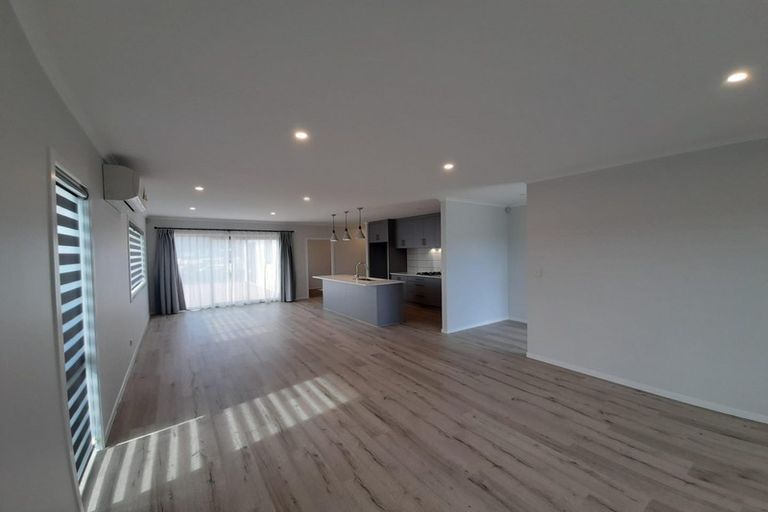 Photo of property in 16 Jane Maree Road, Kumeu, 0810