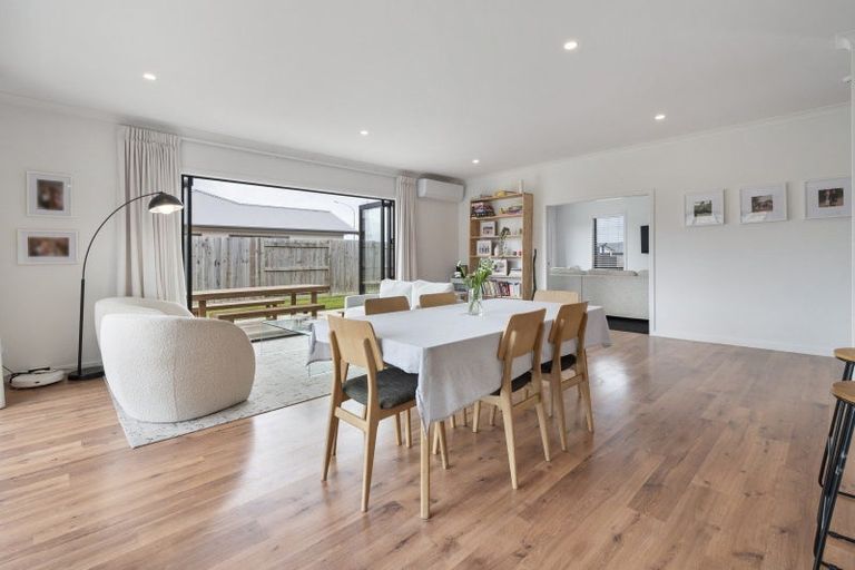 Photo of property in 18 Atlantic Drive, Fitzherbert, Palmerston North, 4410