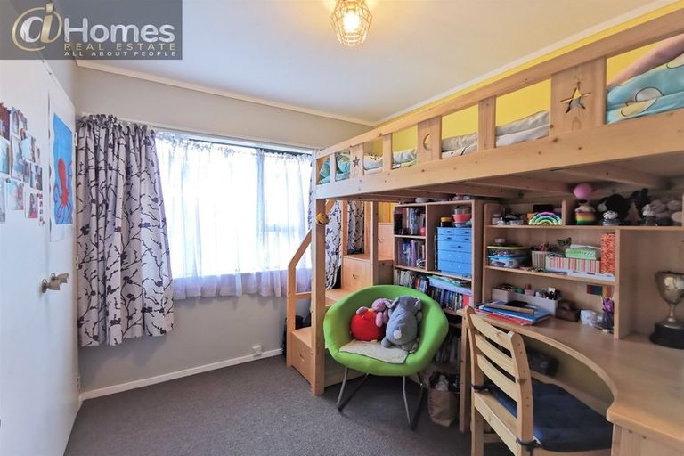 Photo of property in 4/92 Awaroa Road, Sunnyvale, Auckland, 0612