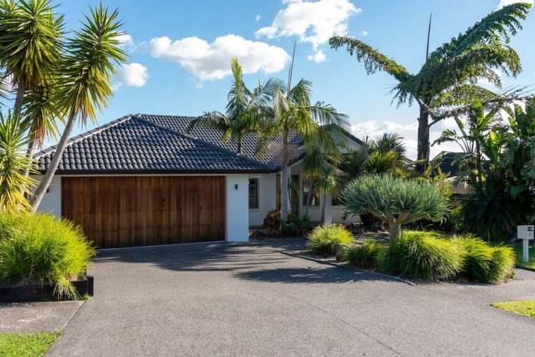 Photo of property in 35 John Brooke Crescent, East Tamaki Heights, Auckland, 2016