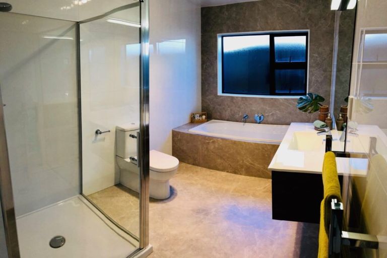 Photo of property in 38 Lumbarda Drive, Kumeu, 0810