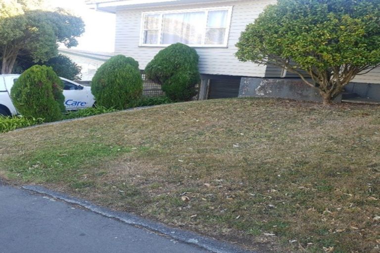 Photo of property in 27 Bellringer Crescent, Newlands, Wellington, 6037