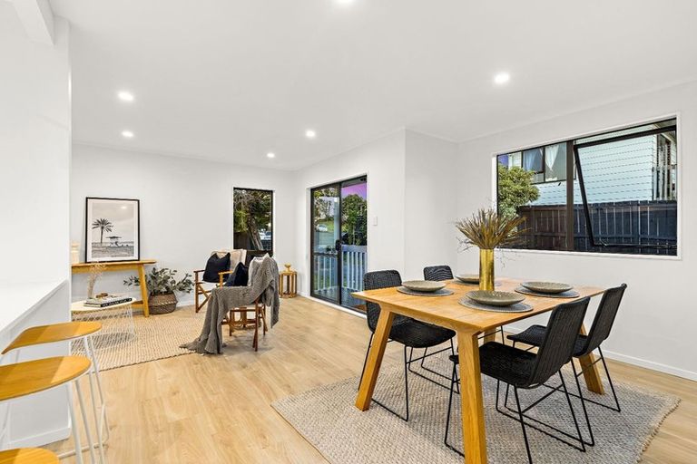 Photo of property in 11 Halloran Place, Massey, Auckland, 0614