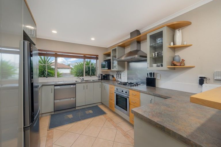 Photo of property in 103 Golfland Drive, Golflands, Auckland, 2013