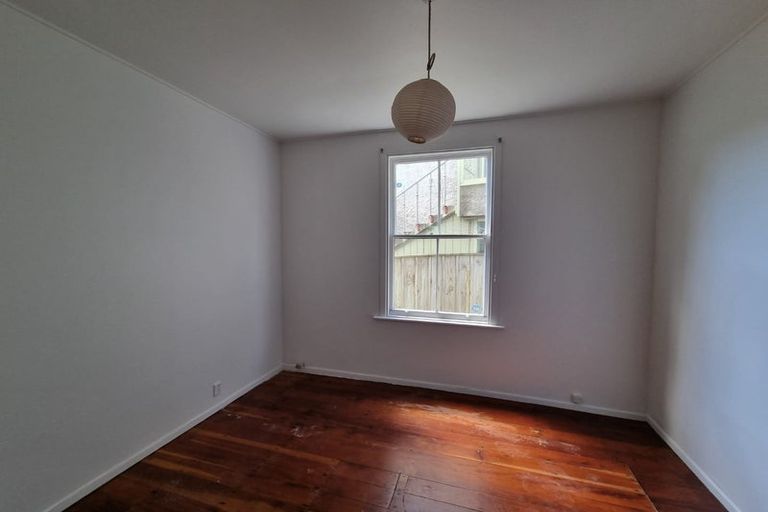 Photo of property in 28 Roxburgh Street, Mount Victoria, Wellington, 6011