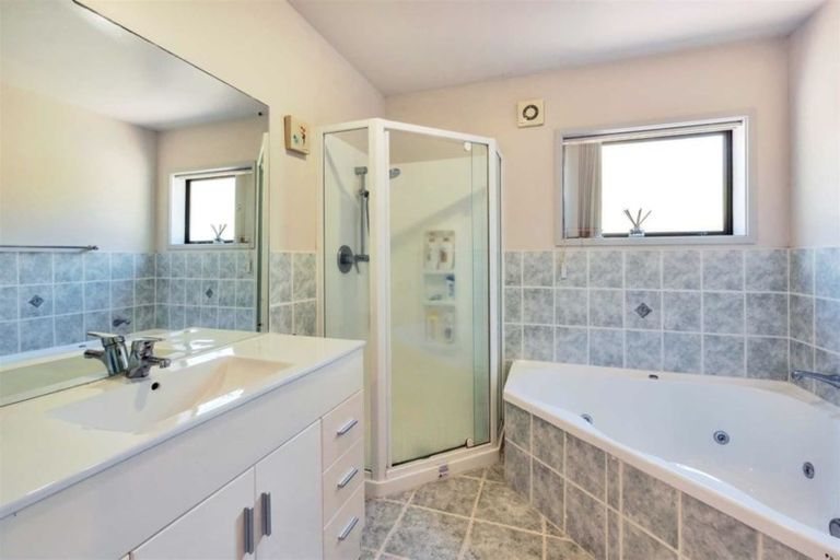 Photo of property in 7 San Lorenzo Rise, Henderson, Auckland, 0612