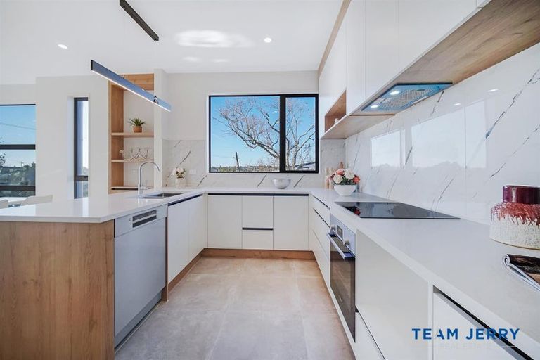 Photo of property in 2/26 Buscomb Avenue, Henderson, Auckland, 0610