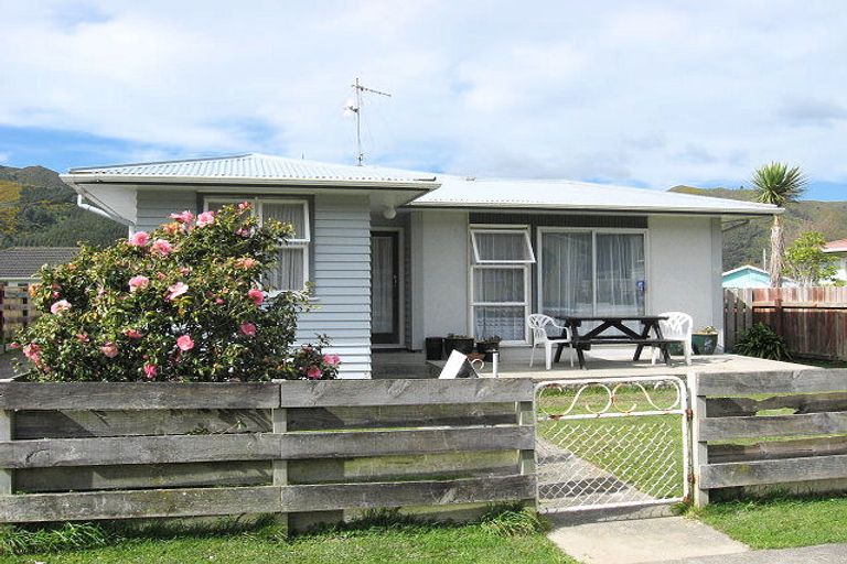 Photo of property in 14 Hamstead Street, Wainuiomata, Lower Hutt, 5014