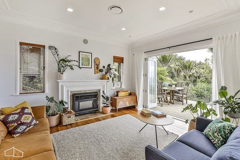 Photo of property in 46 Otitori Bay Road, Titirangi, Auckland, 0604