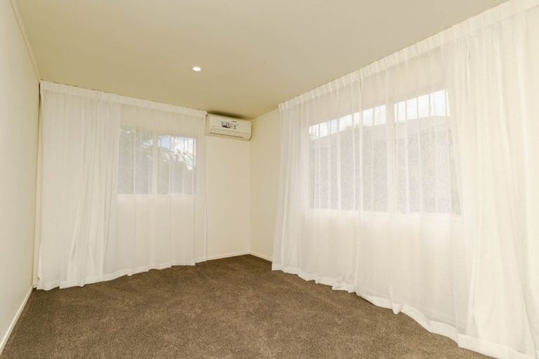 Photo of property in 26 Whiting Grove, West Harbour, Auckland, 0618
