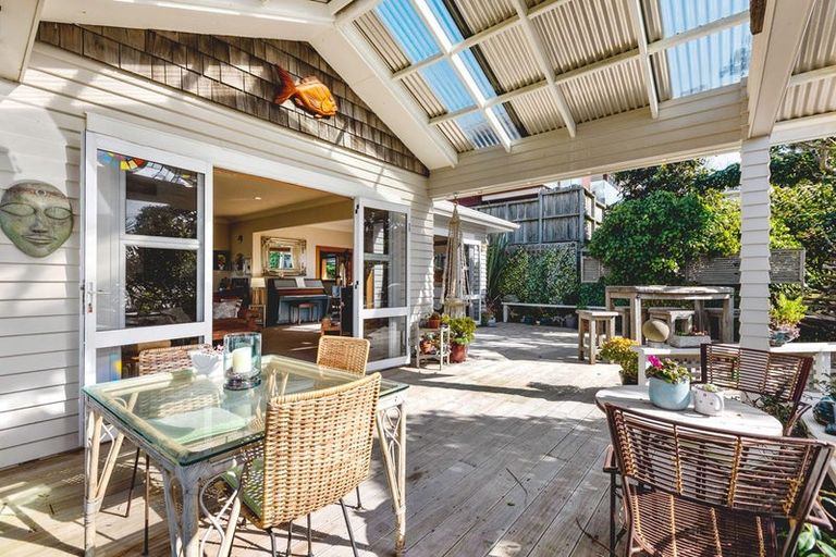 Photo of property in 42 Octavius Place, New Plymouth, 4312