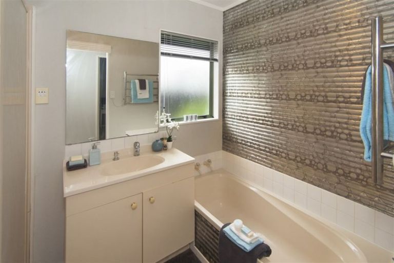 Photo of property in 105 Sykes Road, Weymouth, Auckland, 2103