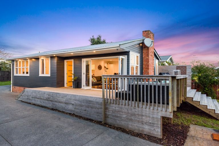 Photo of property in 10 Cobham Crescent, Kelston, Auckland, 0602