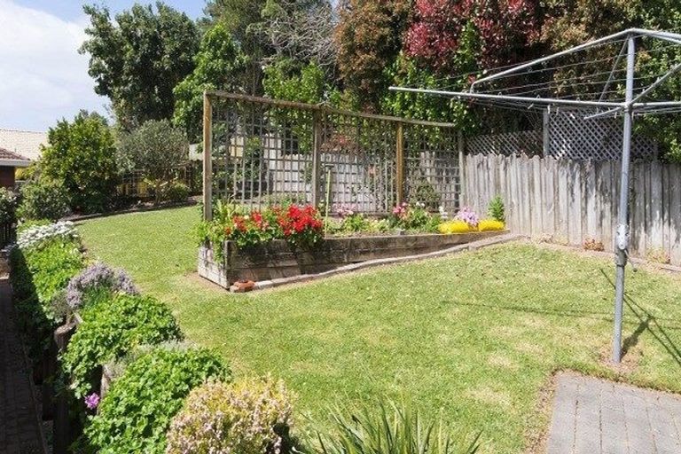 Photo of property in 10 West Fairway, Golflands, Auckland, 2013