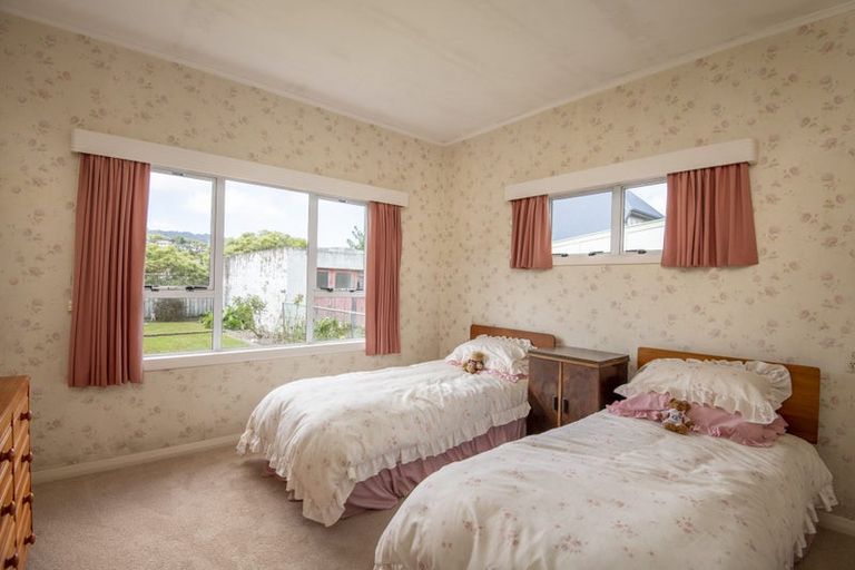 Photo of property in 16 Cambridge Street, Tawa, Wellington, 5028