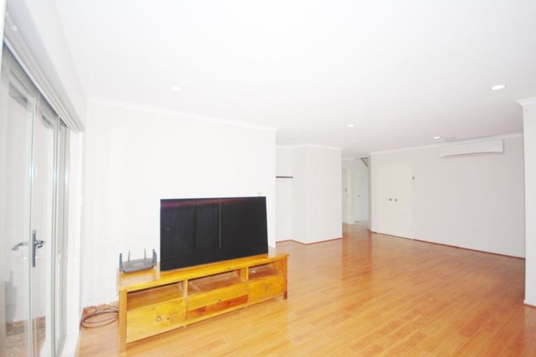 Photo of property in 11 Lilybank Crescent, East Tamaki, Auckland, 2013