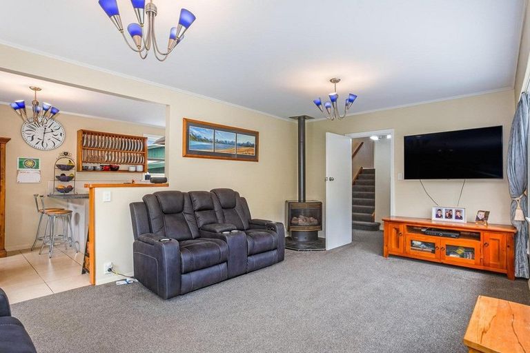 Photo of property in 1 Julia Place, Tawa, Wellington, 5028