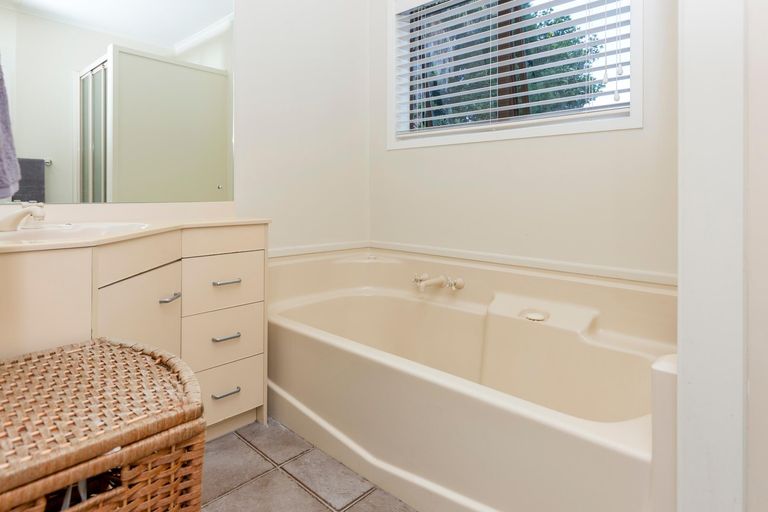 Photo of property in 5 Gulliver Place, Conifer Grove, Takanini, 2112