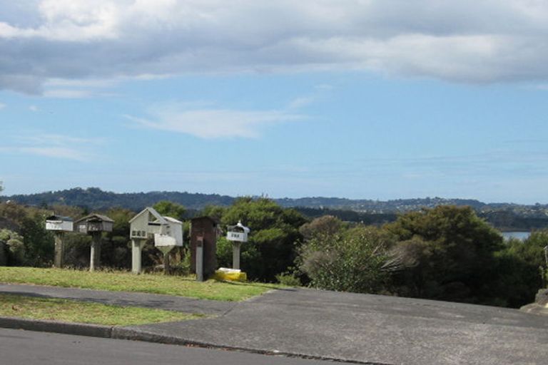 Photo of property in 215 West Harbour Drive, West Harbour, Auckland, 0618