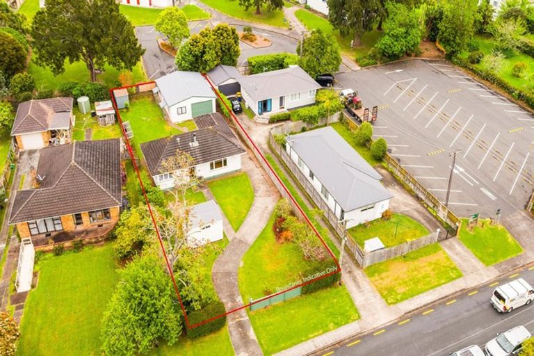 Photo of property in 43 Neil Avenue, Te Atatu Peninsula, Auckland, 0610