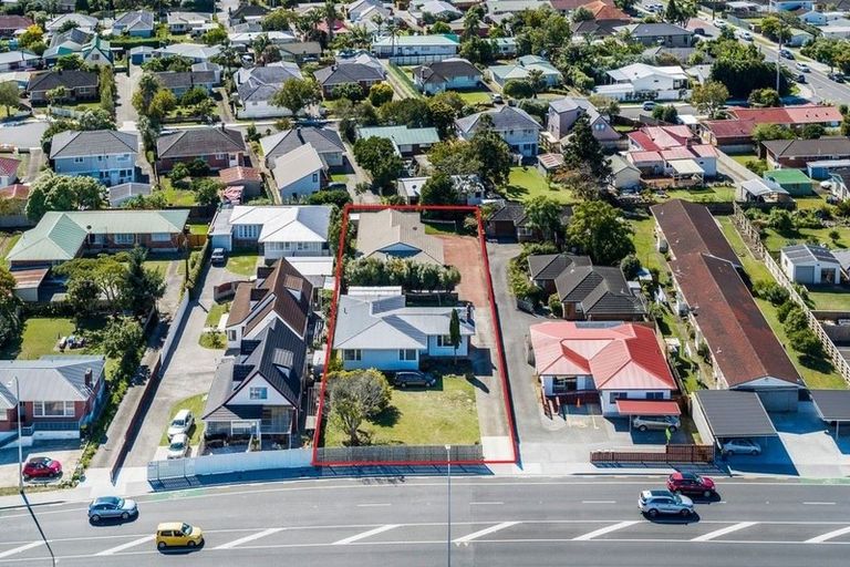 Photo of property in 218 Edmonton Road, Te Atatu South, Auckland, 0610