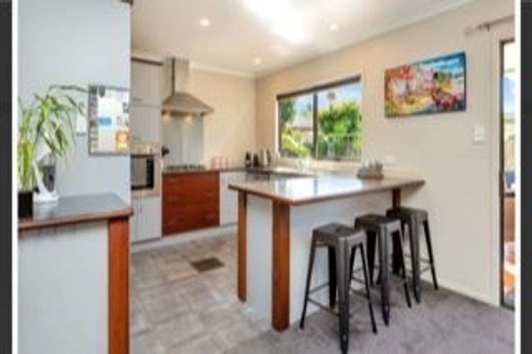 Photo of property in 18 Paradise Point Place, One Tree Point, 0118