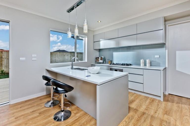 Photo of property in 70 Huntington Park Drive, Greenhithe, Auckland, 0632