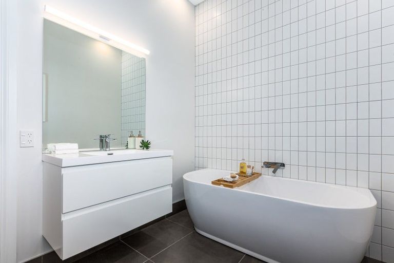 Photo of property in 68 Northland Road, Northland, Wellington, 6012