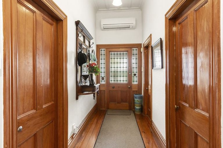 Photo of property in 46 Forest Lake Road, Forest Lake, Hamilton, 3200