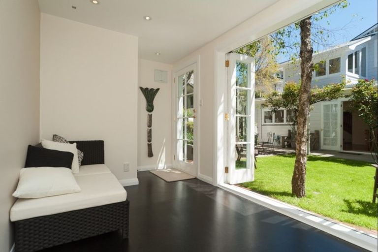 Photo of property in 18 North Terrace, Kelburn, Wellington, 6012