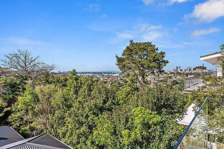 Photo of property in 32 Seaview Avenue, Northcote, Auckland, 0627