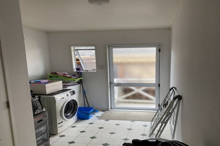 Photo of property in 1/71 Browns Bay Road, Browns Bay, Auckland, 0630