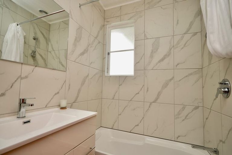 Photo of property in 112 Ruamahanga Crescent, Terrace End, Palmerston North, 4410