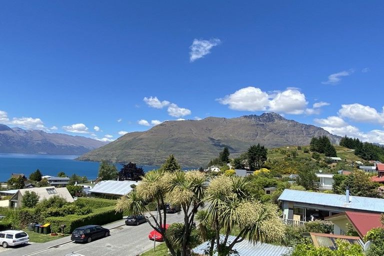 Photo of property in 32 Avalon Crescent, Fernhill, Queenstown, 9300