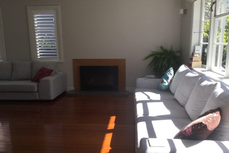 Photo of property in 35 Garreg Road, Fendalton, Christchurch, 8052