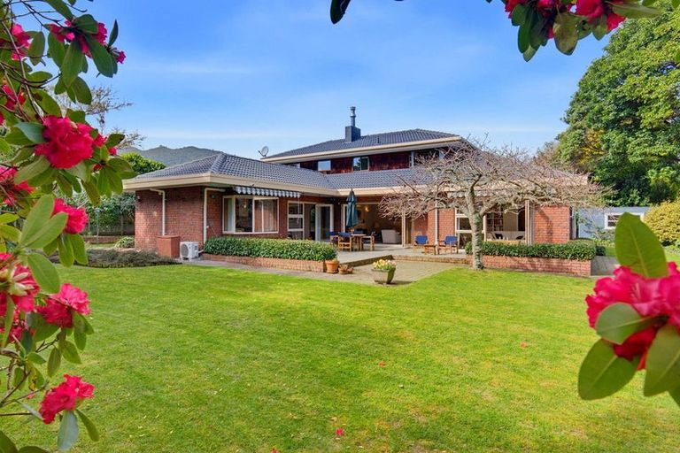 Photo of property in 10 Karaka Grove, Waikanae, 5036