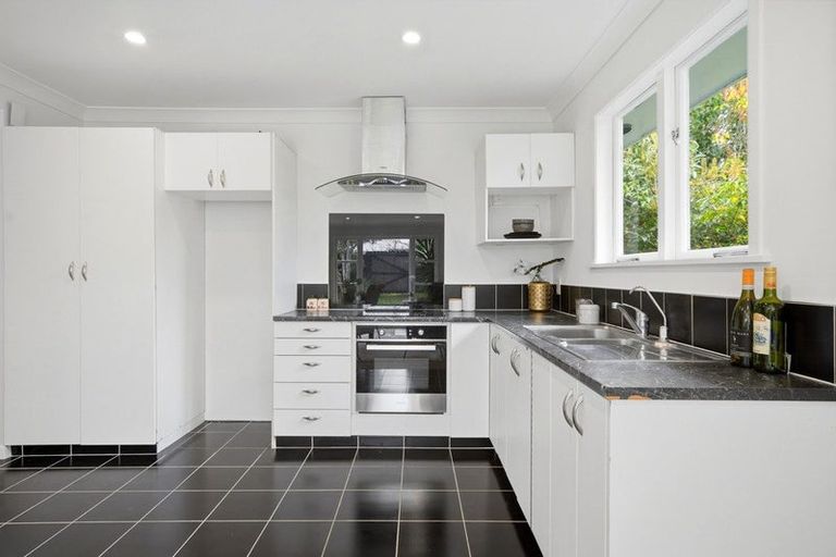 Photo of property in 102 Taikata Road, Te Atatu Peninsula, Auckland, 0610