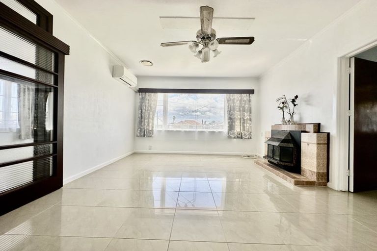 Photo of property in 15 Seddon Avenue, Papatoetoe, Auckland, 2104