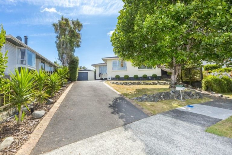 Photo of property in 16 Omaha Grove, Totara Park, Upper Hutt, 5018