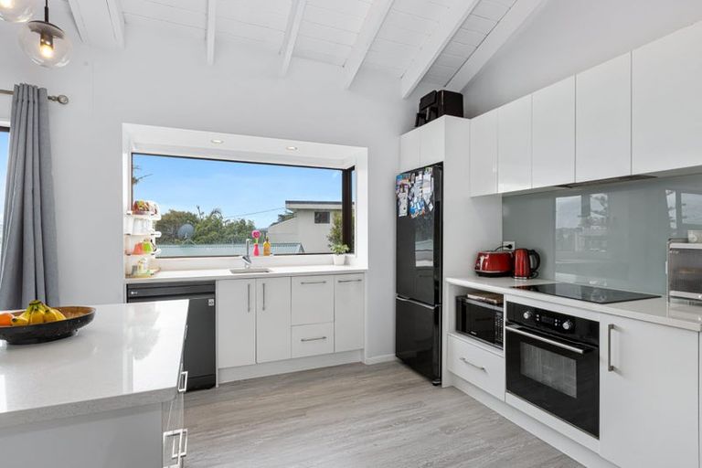 Photo of property in 9 Pohutukawa Avenue, Red Beach, 0932