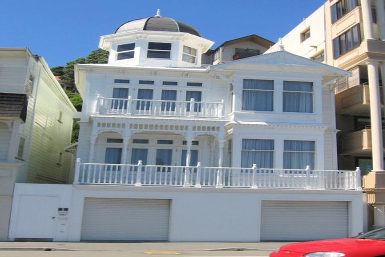 Photo of property in 320 Oriental Parade, Oriental Bay, Wellington, 6011