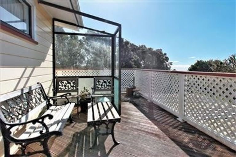 Photo of property in 2 Bancroft Terrace, Newlands, Wellington, 6037