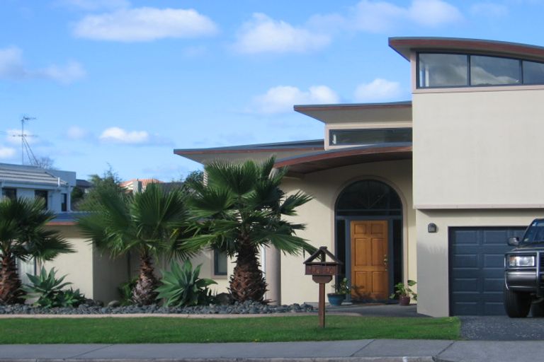 Photo of property in 136 Wiseley Road, West Harbour, Auckland, 0618