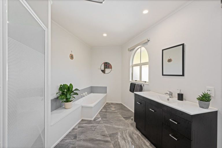 Photo of property in 37 Waikawa Road, Picton, 7220