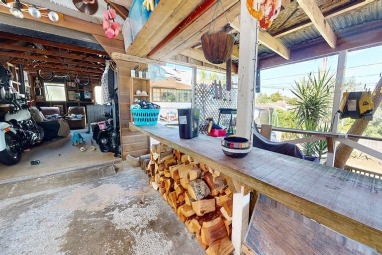 Photo of property in 33 Hauraki Road, Leigh, 0985